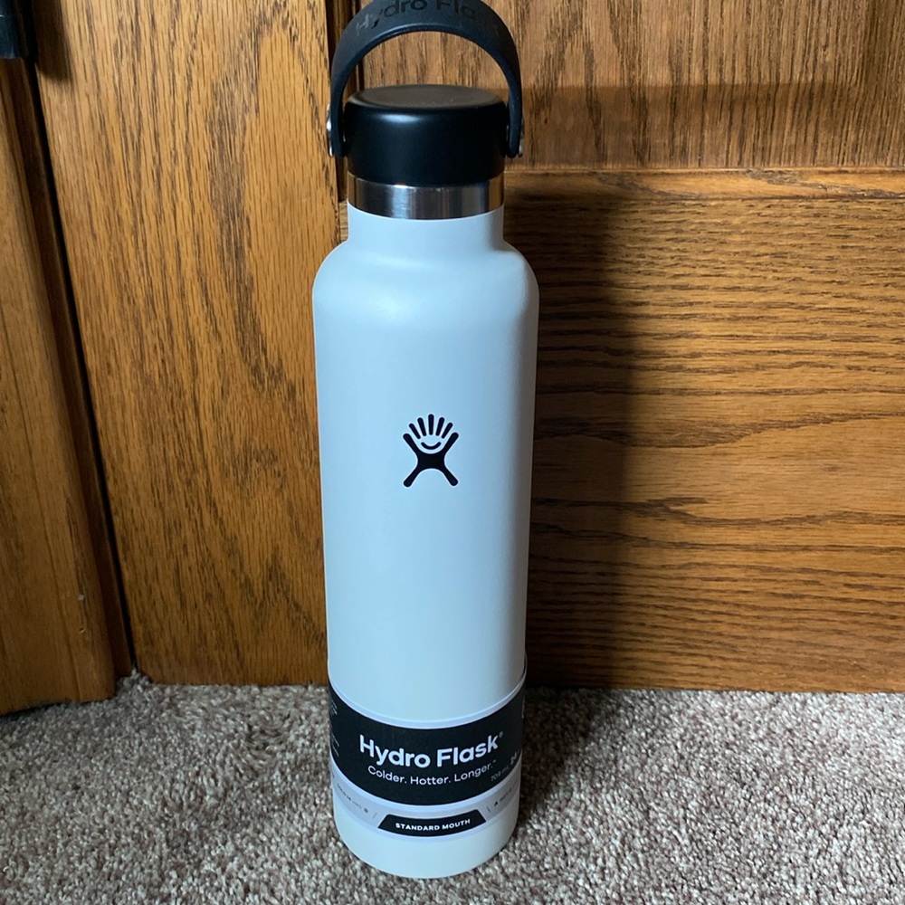 NWT Hydro Flask 24 oz Standard Mouth Stainless Steel Water Bottle. White
